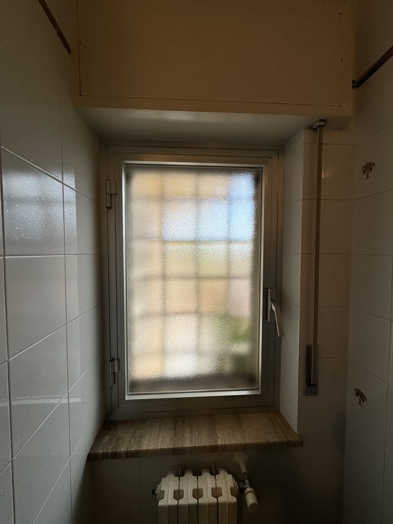 Vecchie finestre _ a casa di Vito a Rugliano prima del nostro intervento _ Paradiso Le Finestre per Te