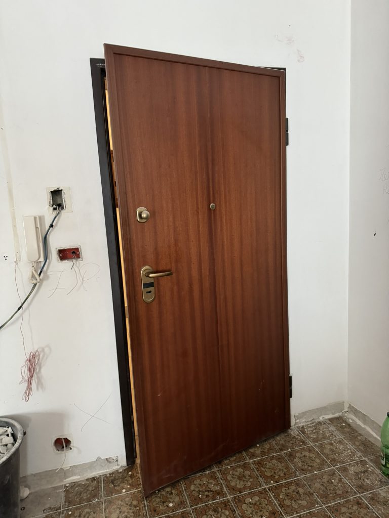 Sostituzione vecchia porta d'ingresso a Monopoli _ Paradiso Le Finestre per Te