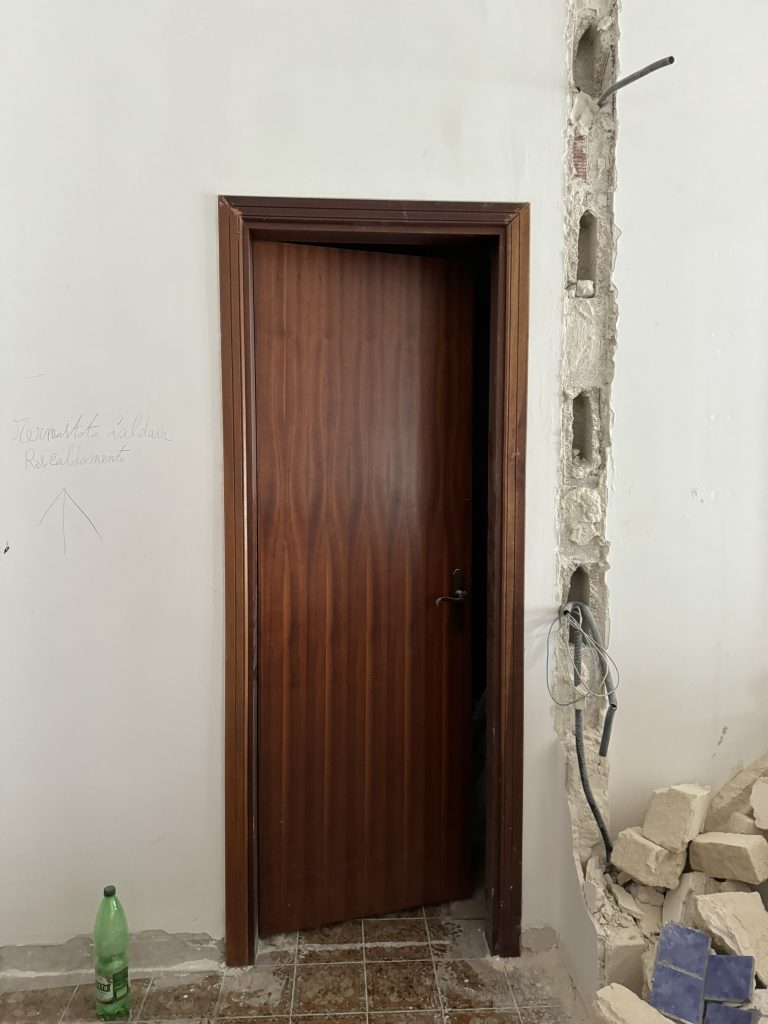 Sostituzione vecchie porte interne a casa di Leo e Celeste a Monopoli _ Paradiso Le Finestre per Te